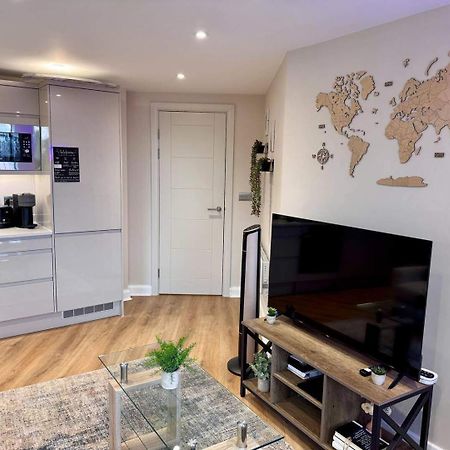 Modern City Apartment - Sleeps 4 & Walk To Arena ลีดส์ ภายนอก รูปภาพ