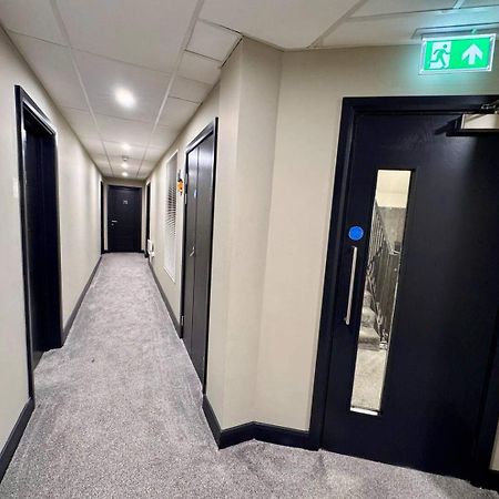 Modern City Apartment - Sleeps 4 & Walk To Arena ลีดส์ ภายนอก รูปภาพ
