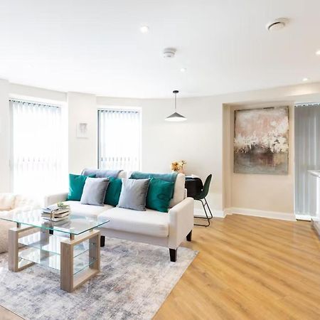 Modern City Apartment - Sleeps 4 & Walk To Arena ลีดส์ ภายนอก รูปภาพ