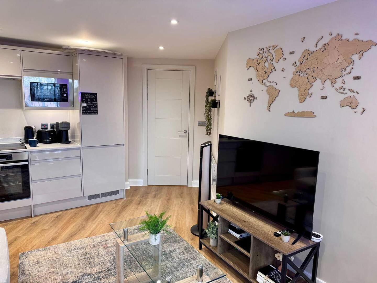 Modern City Apartment - Sleeps 4 & Walk To Arena ลีดส์ ภายนอก รูปภาพ