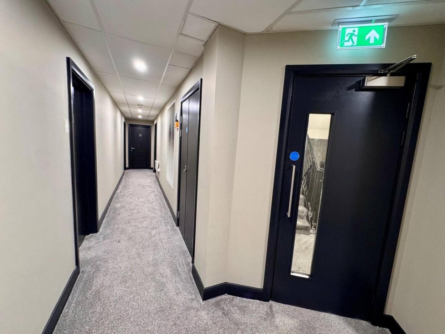 Modern City Apartment - Sleeps 4 & Walk To Arena ลีดส์ ภายนอก รูปภาพ